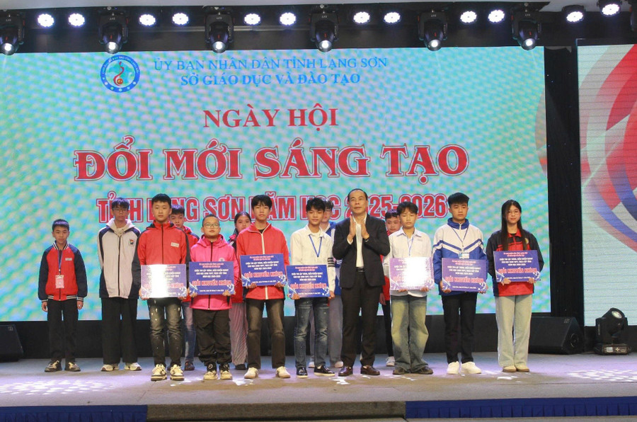 Ban Tổ chức trao giải cho cá nhân, đội thi đạt kết quả cao tại Ngày hội.