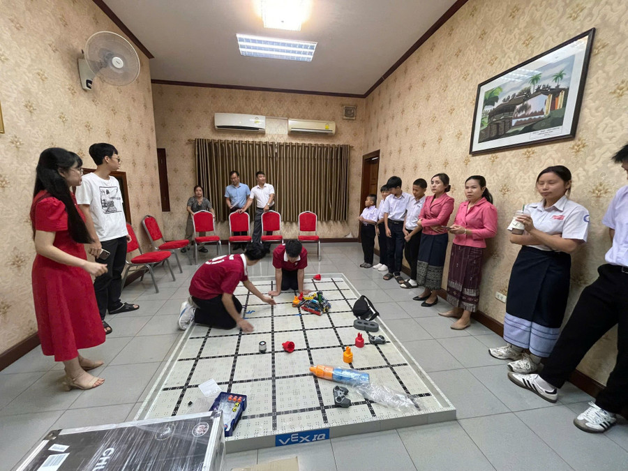 Học sinh Cao Bằng trực tiếp hướng dẫn học sinh Champasak trải nghiệm robot VEX AIM. cao-bang-tai-lao-4.jpg