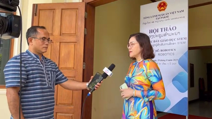 Giám đốc Sở Giáo dục và Đào tạo tỉnh Cao Bằng trả lời phỏng vấn bên lề Hội thảo. hoi-thao-tai-lao.jpg