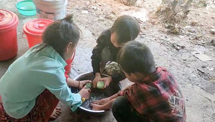 Em Sần Mí Lía và các bạn ở "nội trú" tại Điểm trường Chè Lỳ A rửa rau để nấu bữa tối. 1-noi-tru-tai-diem-truong-che-ly-a-6694.jpg
