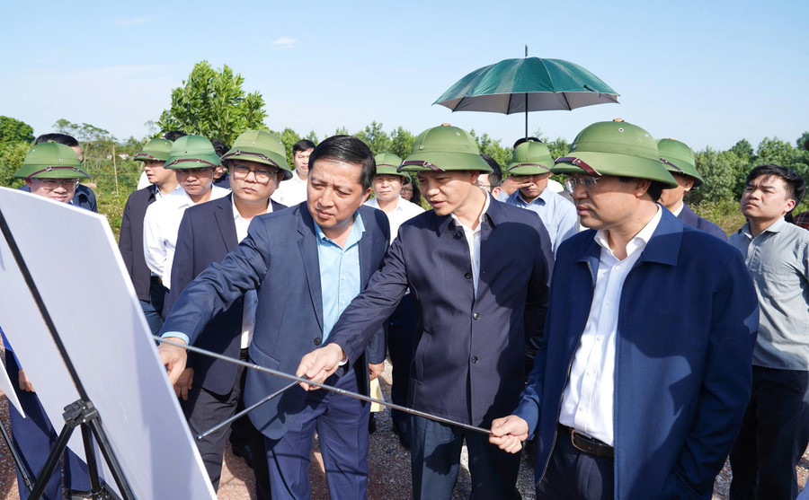 Lãnh đạo tỉnh Thái Nguyên kiểm tra tình hình phát triển khu, cụm công nghiệp trên địa bàn tỉnh.