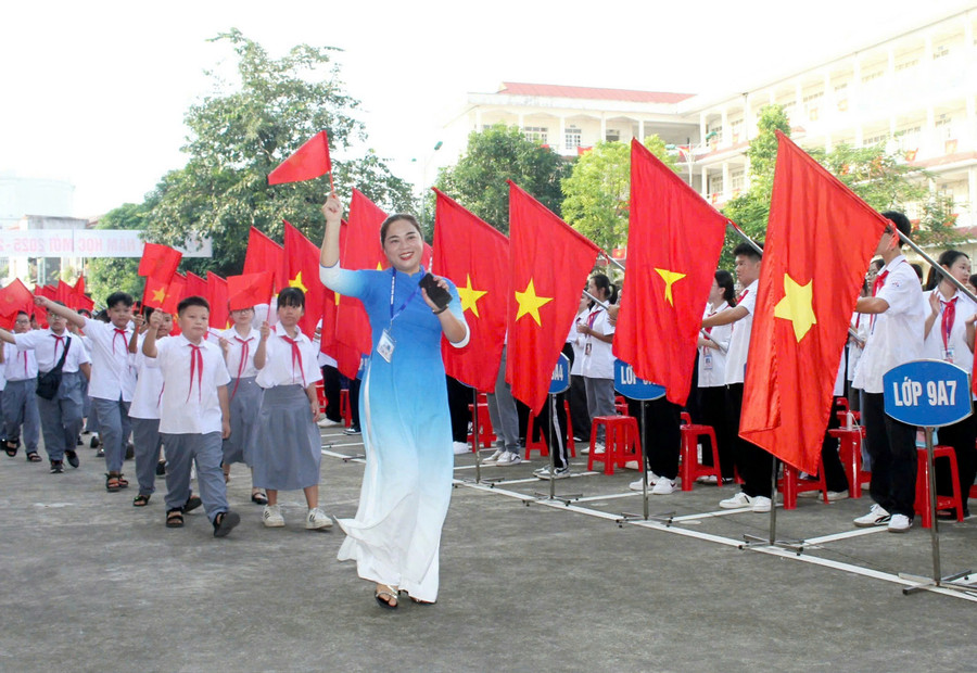 Niềm vui ngày khai giảng của cô và trò Trường THCS Chu Văn An. kg1.jpg