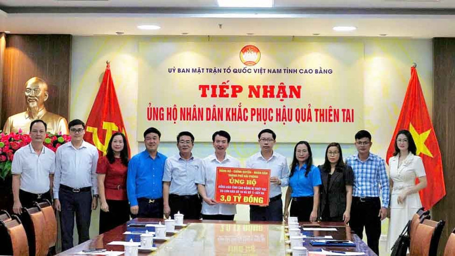 Ủy ban MTTQ Việt Nam tỉnh Cao Bằng tiếp nhận kinh phí ủng hộ đồng bào vùng lũ lụt từ thành phố Hải Phòng. Ảnh: BCB