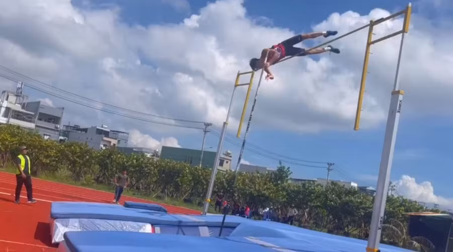 Vận động viên Lương Quốc Huy (Cao Bằng) đạt thành tích 4m46, nội dung nhảy sào, Giải Vô địch Điền kinh trẻ Quốc gia năm 2025. Ảnh: N.H