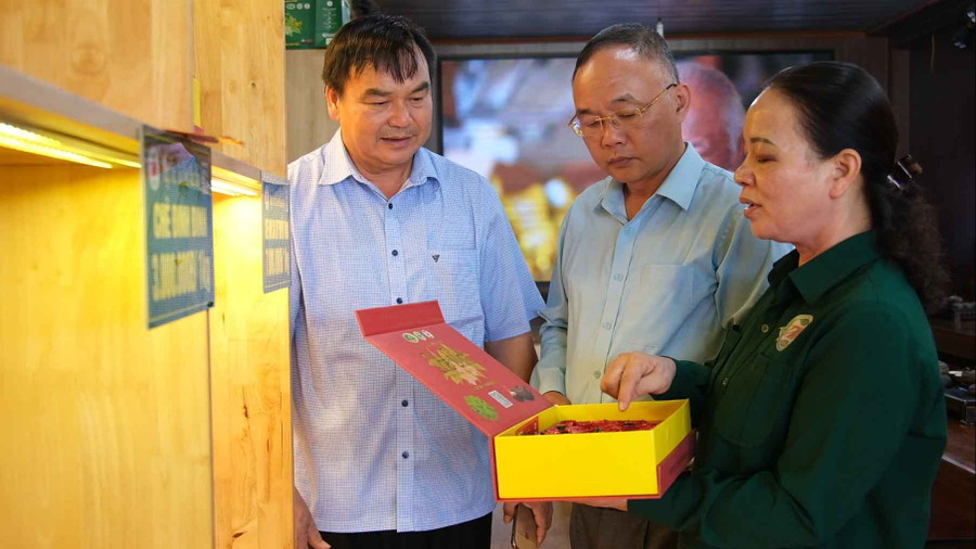 Lãnh đạo Sở Công Thương Thái Nguyên trao đổi với bà Đào Thanh Hảo, Giám đốc HTX chè Hảo Đạt về sản phẩm công nghiệp nông thôn tiêu biểu của HTX.