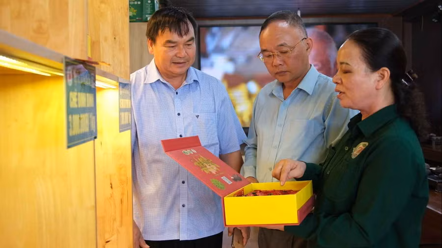 Lãnh đạo Sở Công Thương Thái Nguyên trao đổi với bà Đào Thanh Hảo, Giám đốc HTX chè Hảo Đạt về sản phẩm công nghiệp nông thôn tiêu biểu của HTX.