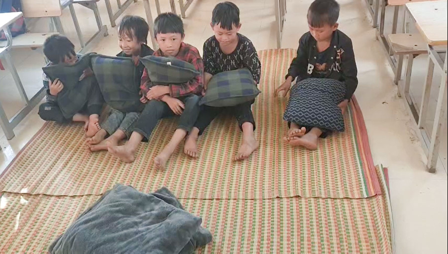 Học sinh ở "nội trú" tại Điểm trường Chè Lỳ A trải chiếu xuống nền phòng học để ngủ qua đêm. 4-noi-tru-tai-diem-truong-che-ly-a.jpg