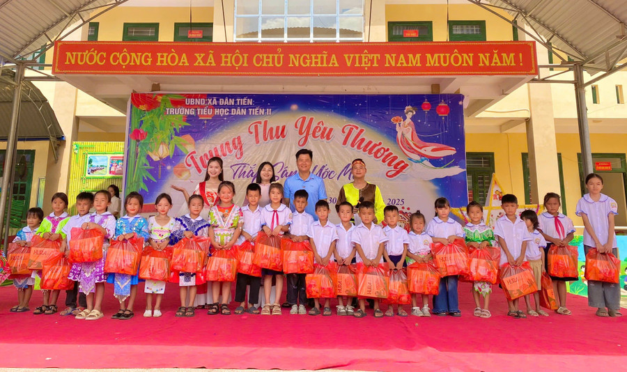 Học trò trường Tiểu học Dân Tiến 2 (xã Dân Tiến, tỉnh Thái Nguyên) nhận hỗ trợ và quà trung thu. 
