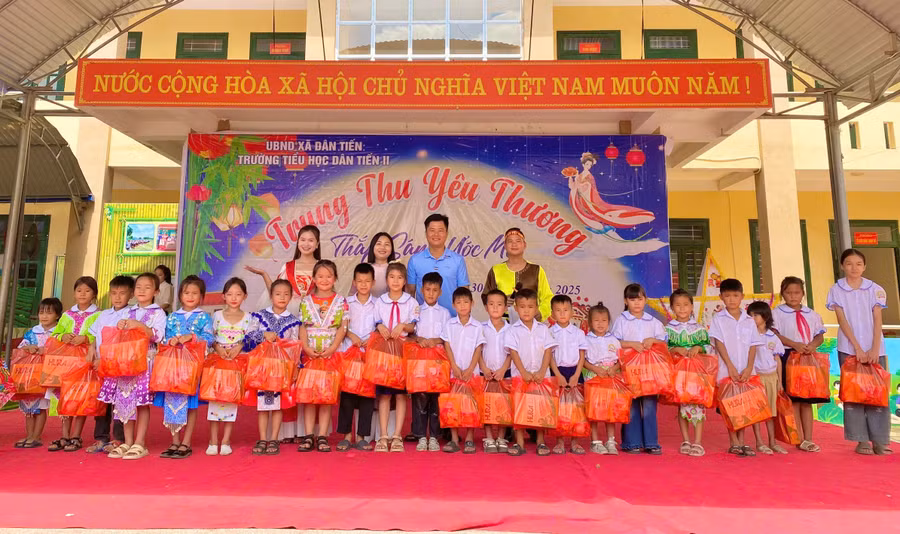 Học trò trường Tiểu học Dân Tiến 2 (xã Dân Tiến, tỉnh Thái Nguyên) nhận hỗ trợ và quà trung thu. 