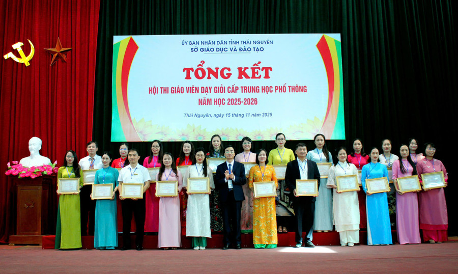 Ông Đào Xuân Tân, Phó Giám đốc Sở GD&ĐT Thái Nguyên trao thưởng cho các giáo viên tại Hội thi. 