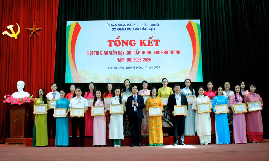 Ông Đào Xuân Tân, Phó Giám đốc Sở GD&ĐT Thái Nguyên trao thưởng cho các giáo viên tại Hội thi. 