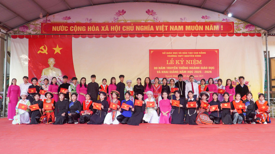 លោកគ្រូ អ្នកគ្រូ និងសិស្សានុសិស្សនៃវិទ្យាល័យ Nguyen Binh (Cao Bang) ក្នុងពិធីបើក។ thpt-nguyen-binh.jpg
