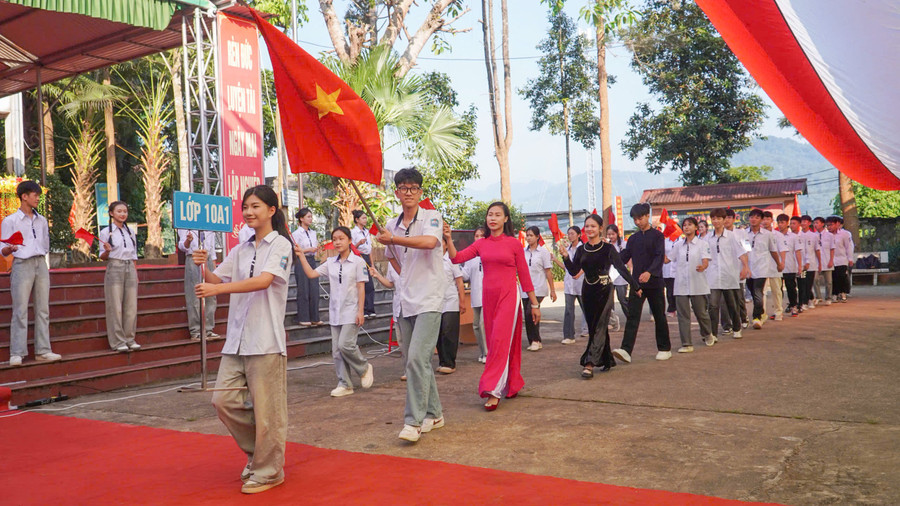ទទួលស្វាគមន៍សិស្សថ្នាក់ទី១០ នៅវិទ្យាល័យ Nguyen Binh។ thpt-nguyen-binh-2.jpg