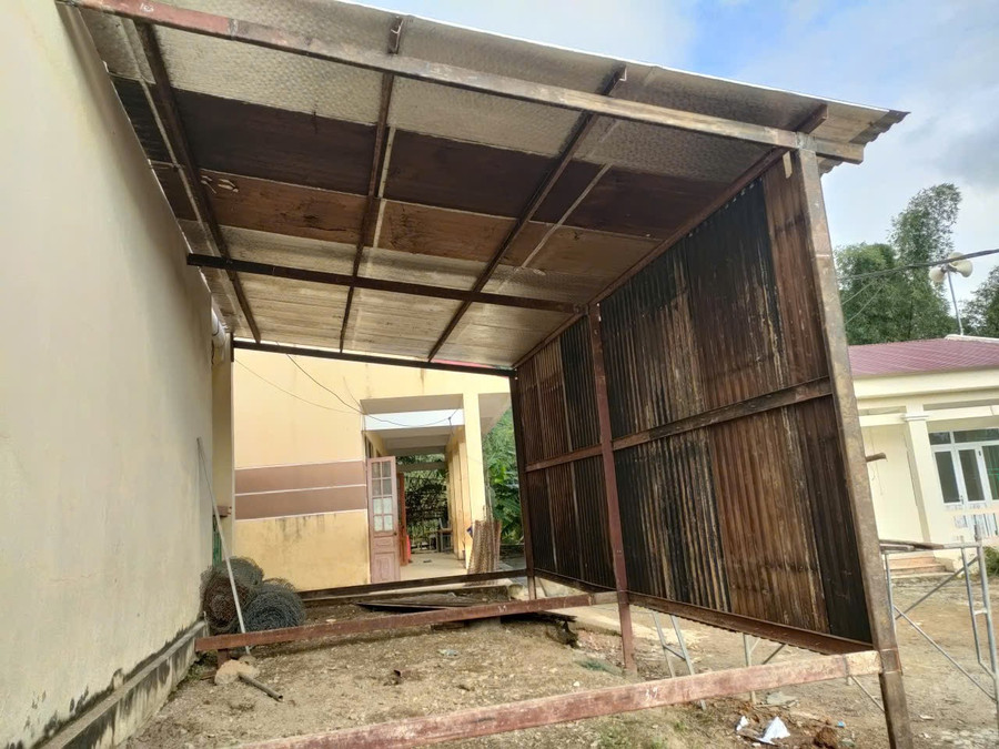 Trường PTDTBT Tiểu học và THCS Đức Hạnh tận dụng tôn thừa để dựng tạm lán cho học sinh "nội trú" ở tạm. truong-duc-hanh.jpg