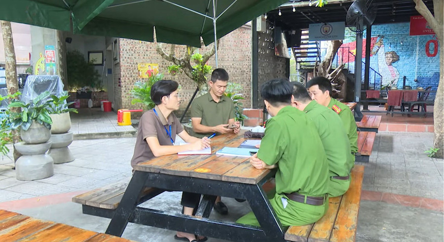 Công an phường Phan Đình Phùng và Phòng Văn hóa - Xã hội phường làm việc với chủ nhà hàng có hoạt động gây phản cảm.