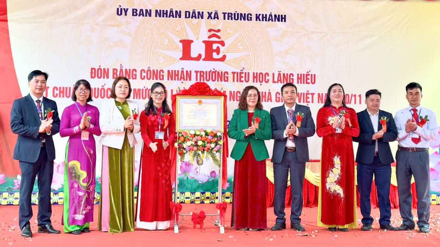 Giám đốc Sở GD&ĐT tỉnh Cao Bằng Nguyễn Ngọc Thư và lãnh đạo địa phương trao Bằng đạt chuẩn quốc gia cho Trường TH Lăng Hiếu.