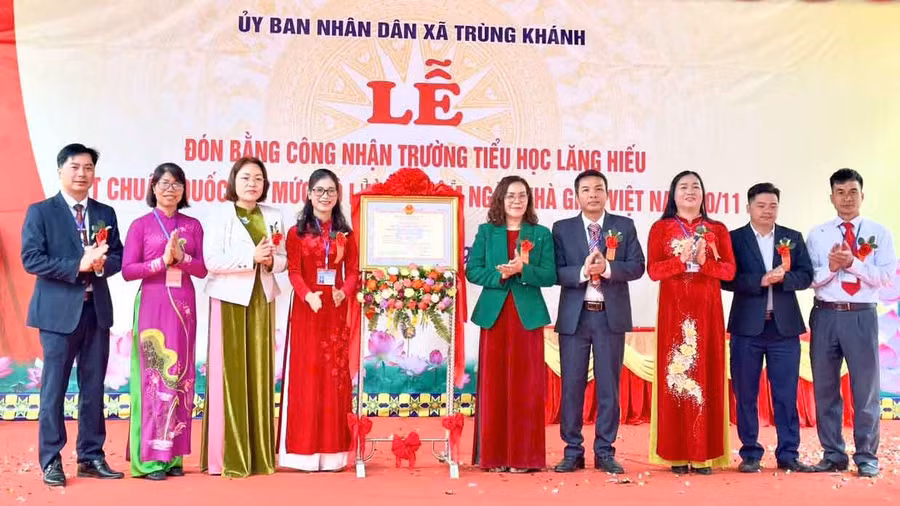 Giám đốc Sở GD&ĐT tỉnh Cao Bằng Nguyễn Ngọc Thư và lãnh đạo địa phương trao Bằng đạt chuẩn quốc gia cho Trường TH Lăng Hiếu.