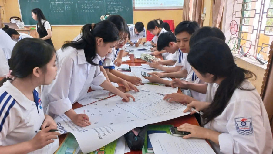 Học sinh trường THPT Phú Bình (tỉnh Thái Nguyên) trong giờ học môn Toán bằng tiếng Anh. phu-binh-1.jpg