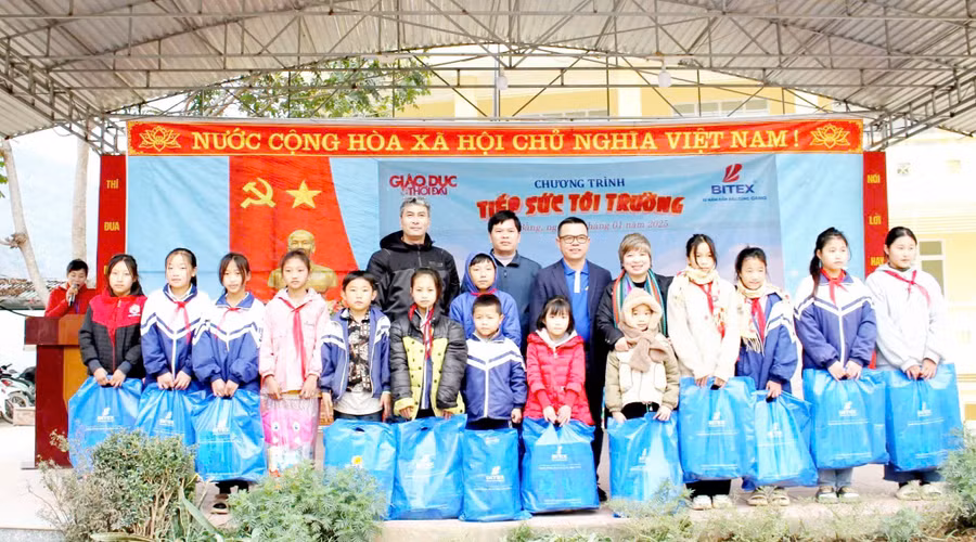 Báo Giáo dục và Thời đại tiếp sức tới trường cho học sinh vùng khó Cao Bằng.