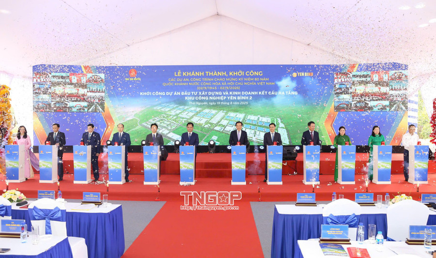 Các đại biểu bấm nút khởi công Dự án đầu tư xây dựng và kinh doanh kết cấu hạ tầng Khu công nghiệp Yên Bình 2, Thái Nguyên.