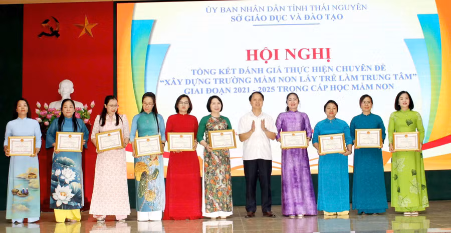 Ông Nguyễn Văn Kiên - Phó Giám đốc Sở GD&ĐT Thái Nguyên trao khen thưởng cho các tập thể xuất sắc giai đoạn 2021-2025.