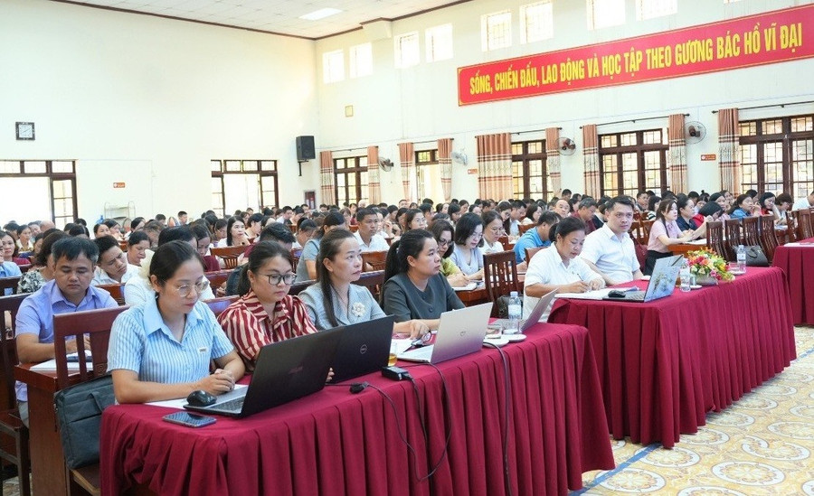 Các đại biểu nghiên cứu nội dung chương trình tập huấn.
