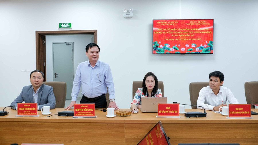 Ông Nguyễn Hồng Đào, Trưởng phòng Phát triển, Cục Nhà Giáo và Cán bộ quản lý giáo dục động viên, chia sẻ với ngành giáo dục Cao Bằng. dscf0827.jpg