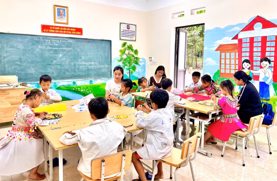 Giáo viên Trường Tiểu học Quang Sơn, xã Quang Sơn, tỉnh Thái Nguyên hướng dẫn, rèn luyện các kỹ năng cho học sinh lớp 1.