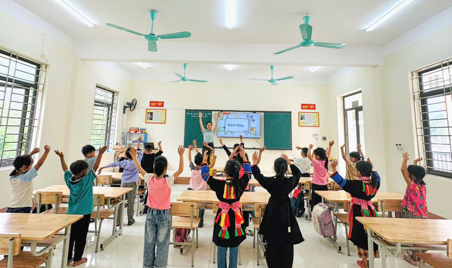 Cô và trò Trường Tiểu học Thần Sa, xã Thần Sa, tỉnh Thái Nguyên, trong giờ học làm quen với tiếng Việt. tieu-hoc-than-sa.jpg