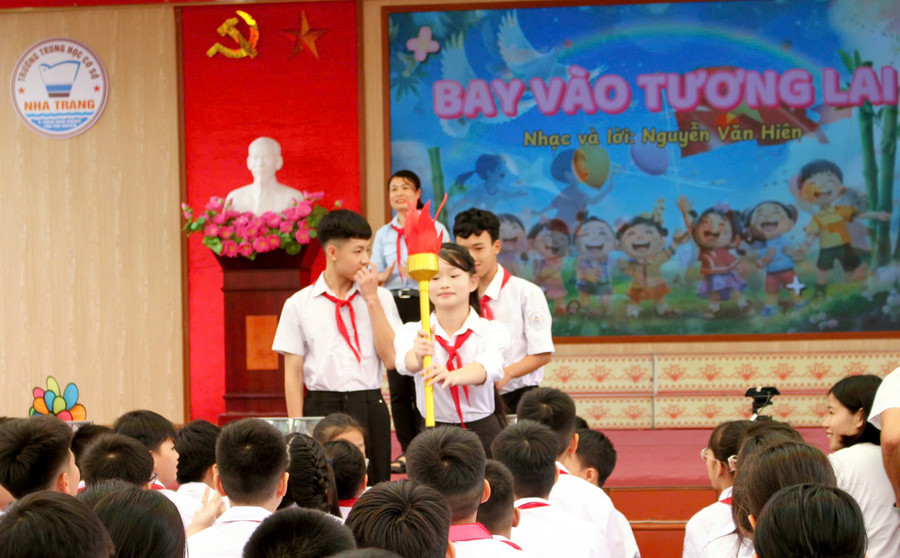 Học sinh trường THCS Nha Trang (tỉnh Thái Nguyên) truyền tay nhau ngọn đuốc biểu tượng. 02496aa215e29ebcc7f3.jpg