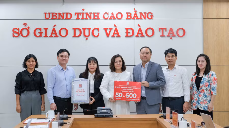 Đoàn công tác của Bộ GD&ĐT cùng các đơn vị, doanh nghiệp trao tặng hỗ trợ ngành giáo dục Cao Bằng khắc phục hậu quả bão lũ.