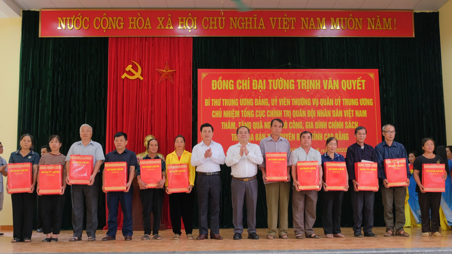 Các lãnh đạo tặng quà người có công, gia đình chính sách. tang-qua-nguoi-co-cong-2.jpg