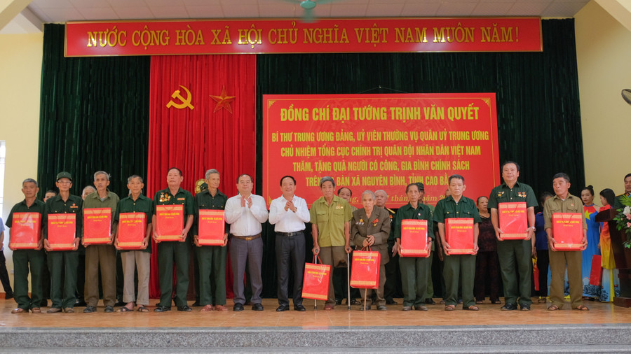 tang-qua-nguoi-co-cong-1.jpg