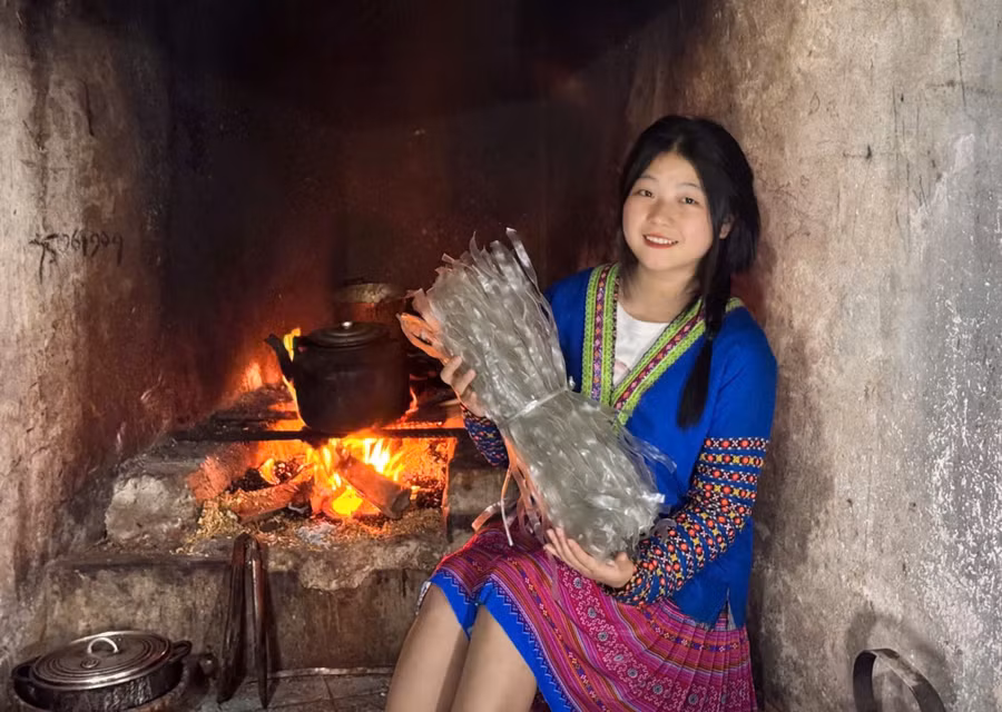 Sinh viên người H'mông Lý Thị Xía.