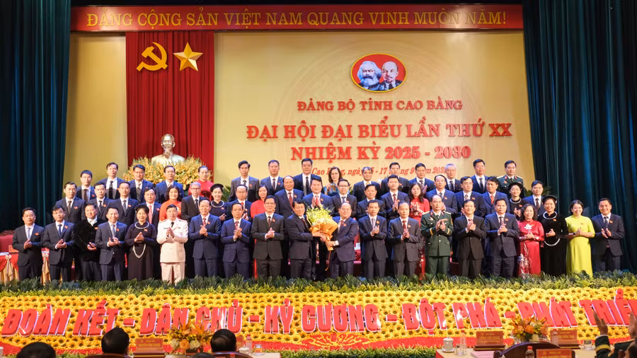 Đại tướng Lương Tam Quang chúc mừng Đại hội.