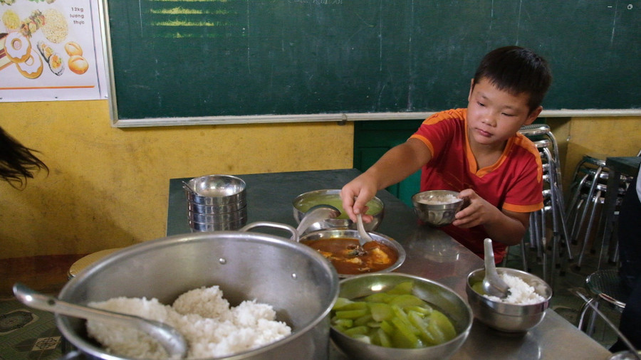 Bữa tối, em Hoàng Đăng Khôi ăn cơm tại nhà ăn của Trường. 0-truong-thuong-ha.jpg