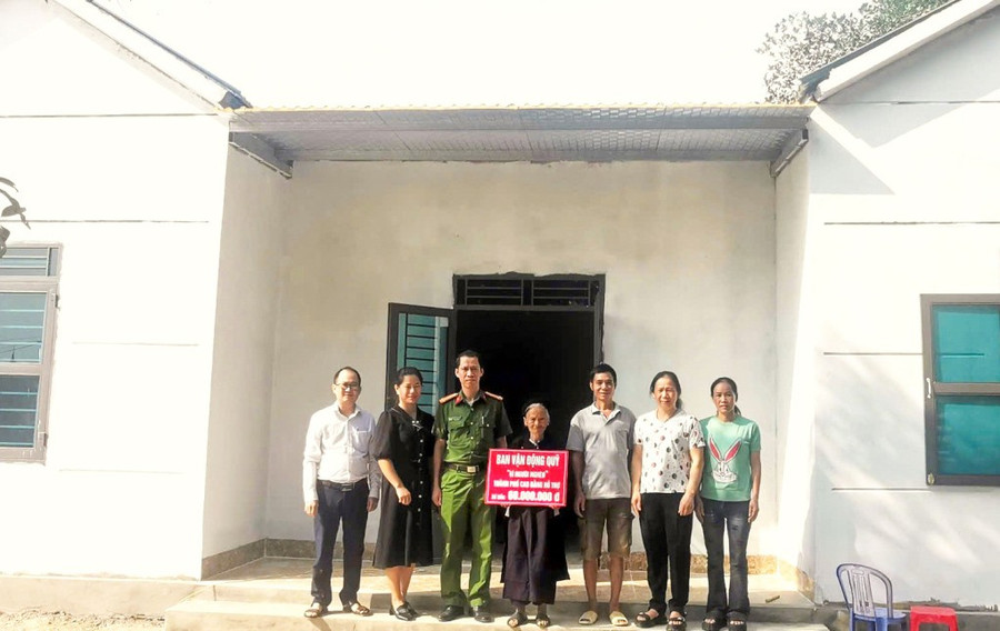 Những ngôi nhà kiên cố giúp người nghèo, đối tượng chính sách ổn định cuộc sống. (Ảnh: H.Đ) xoa-nha-tam-cao-bang.jpg