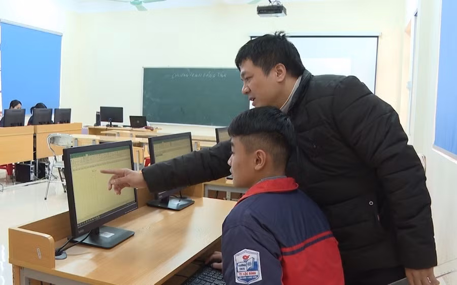 Thầy và trò trường THCS Thị trấn Lộc Bình (Lạng Sơn) tìm hiểu về công cụ trí tuệ nhân tạo.