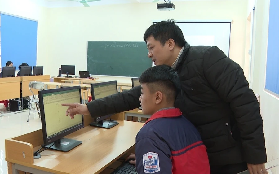 Thầy và trò trường THCS Thị trấn Lộc Bình (Lạng Sơn) tìm hiểu về công cụ trí tuệ nhân tạo.
