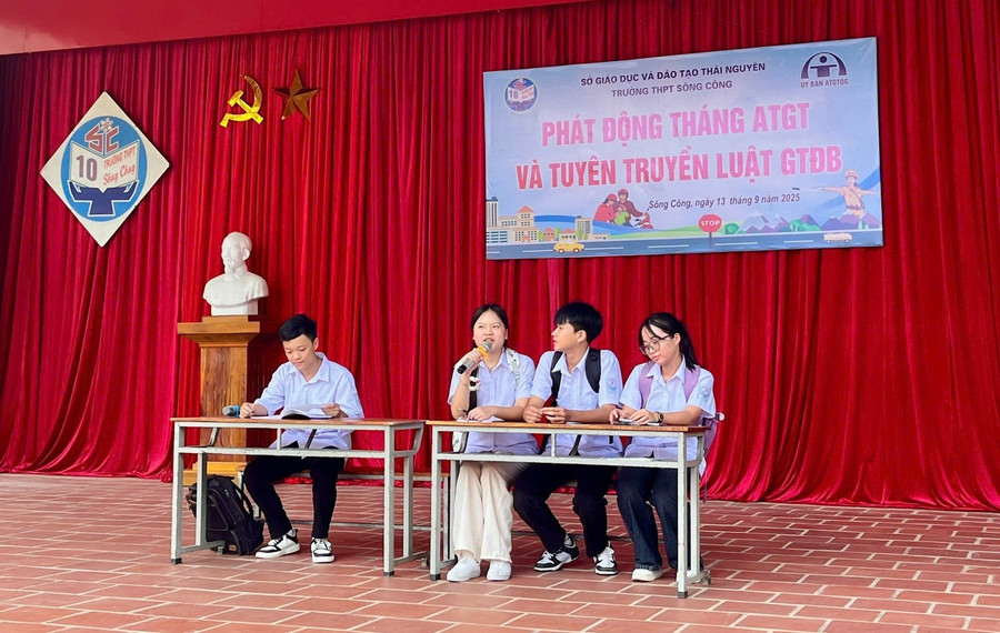 ໂຮງຮຽນໄດ້ຈັດໂຄງການນອກຫຼັກສູດກ່ຽວກັບຄວາມປອດໄພໃນການຈະລາຈອນ, ນໍາເອົາສິ່ງທີ່ເປັນປະໂຫຍດຫຼາຍມາໃຫ້ນັກຮຽນ. sc-2.jpg