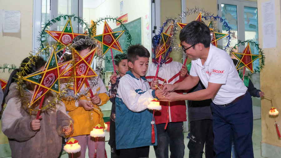 Phóng viên Báo Giáo dục và Thời đại trao quà tặng học sinh Điểm trường Chè Lỳ A.