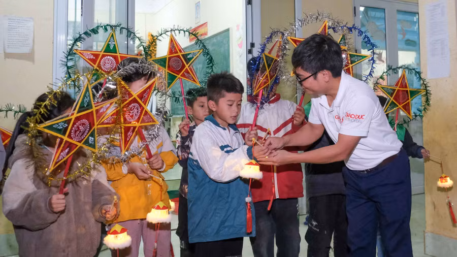 Phóng viên Báo Giáo dục và Thời đại trao quà tặng học sinh Điểm trường Chè Lỳ A.