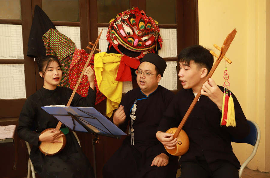 Thầy giáo Xuân Bách trong một giờ dạy học nghệ thuật hát then cho sinh viên. thay-giao-tre-dua-hat-then-anh-2.jpg
