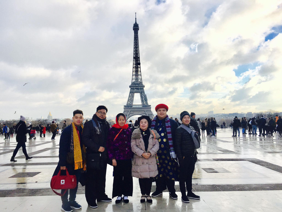 Xuân Bách cùng đoàn nghệ nhân - nghệ sĩ Việt Nam trình diễn then ở Paris. thay-giao-tre-dua-hat-then-anh-3.jpg