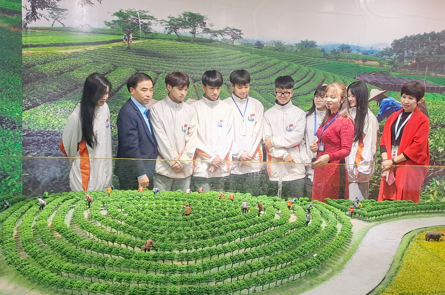 Thày trò trường THPT Gang Thép (Thái Nguyên) tại không gian văn hóa trà Tân Cương.