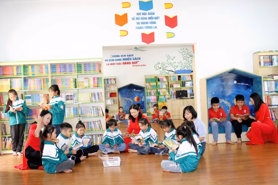 Cô trò trường Tiểu học Yên Lãng 1 (Đại Từ, Thái Nguyên) hào hứng với hoạt động đọc sách tại thư viện.