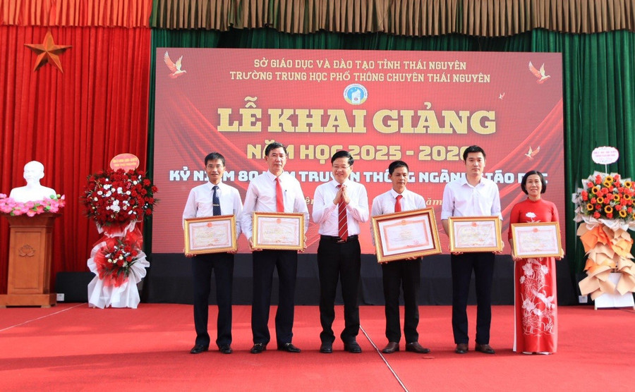 Tập thể, cá nhân xuất sắc tiêu biểu của Nhà trường nhận những danh hiệu, phần thưởng cao quý tại Lễ Khai giảng năm học 2025-2026.