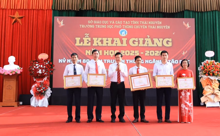 Tập thể, cá nhân xuất sắc tiêu biểu của Nhà trường nhận những danh hiệu, phần thưởng cao quý tại Lễ Khai giảng năm học 2025-2026.