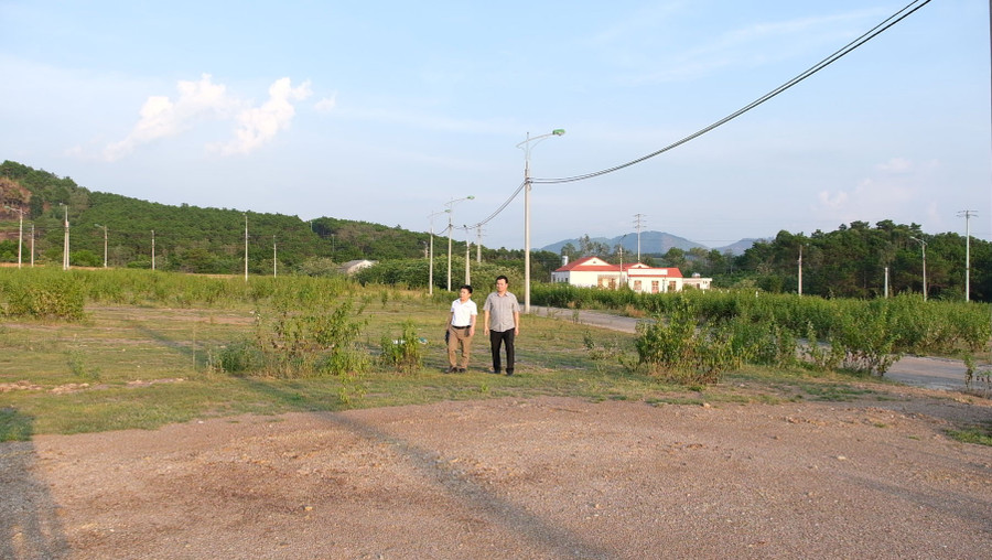 PV ຂອງໜັງສືພິມ GD&TĐ ໄດ້ລົງສຳຫຼວດພື້ນທີ່ທີ່ວາງແຜນຈະສ້າງໂຮງຮຽນປະຖົມ ແລະ ມັດທະຍົມຕອນປາຍຊົນເຜົ່າຂອງບ້ານ ປານເປ, ຕາແສງ ກັດເຊ, ແຂວງ ລານເຊີນ. diem-xay-truong-khuat-xa.jpg