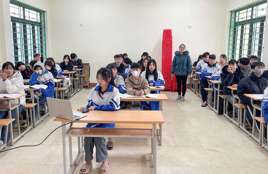 Giờ học đổi mới phương pháp dạy học ứng dụng công nghệ thông tin của cô và trò Trung tâm GDNN - GDTX Phú Lương (tỉnh Thái Nguyên). trung-tam-phu-luong.jpg